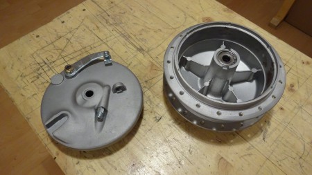 Vorderrad: Nabe und Bremsschild fertig zur Montage